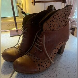 Brako Anatomic collection lace-up ankle boots floral cut-out details size 37